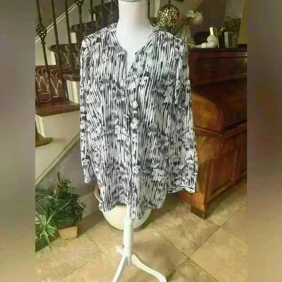 Jessica London blouse size 18. NWOT. Extra button still on tag. Black and white - Picture 10 of 12